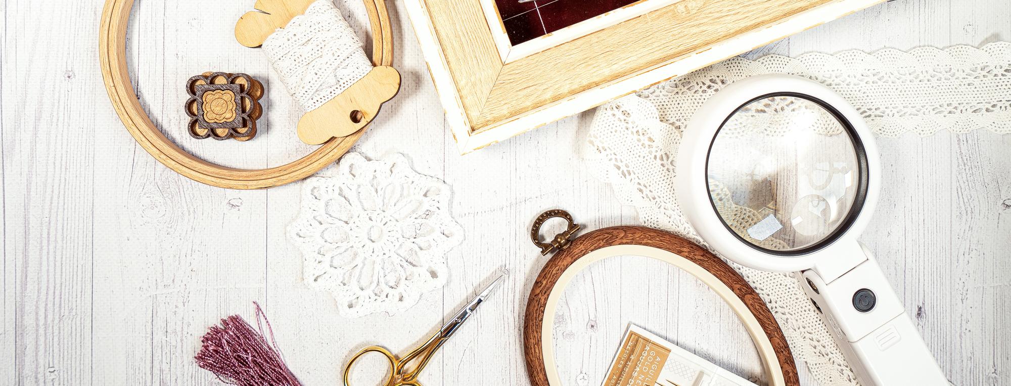 Atelier con strumenti da ricamo ordinati